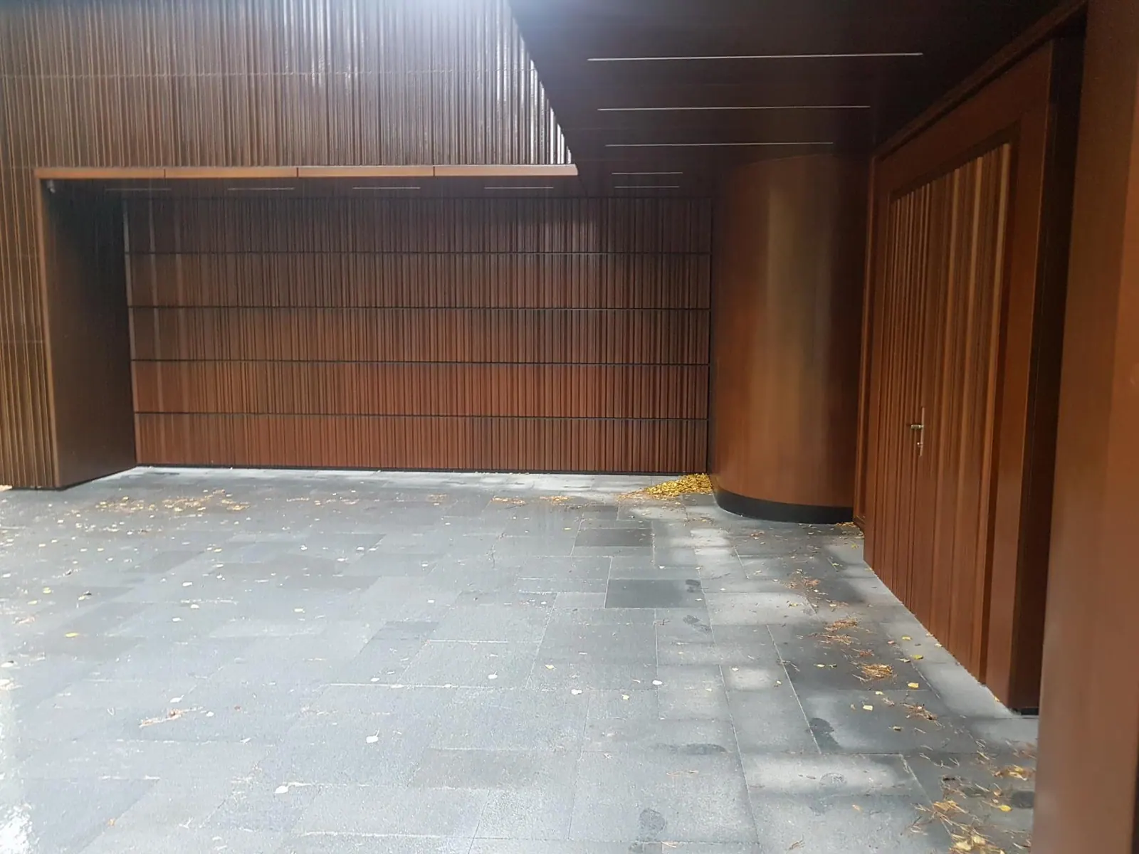 Garāžas vārti — Ar CNC frēzētiem koka paneļiem